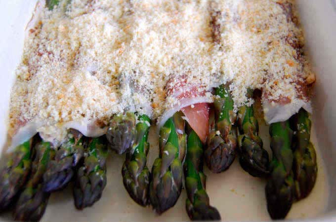 Prosciutto Wrapped Asparagus | ditchthecarbs.com