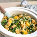 keto chicken curry served with spinach and chopped cashews