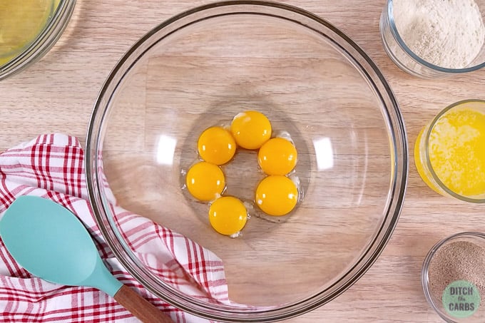 A bowl of 6 eggs
