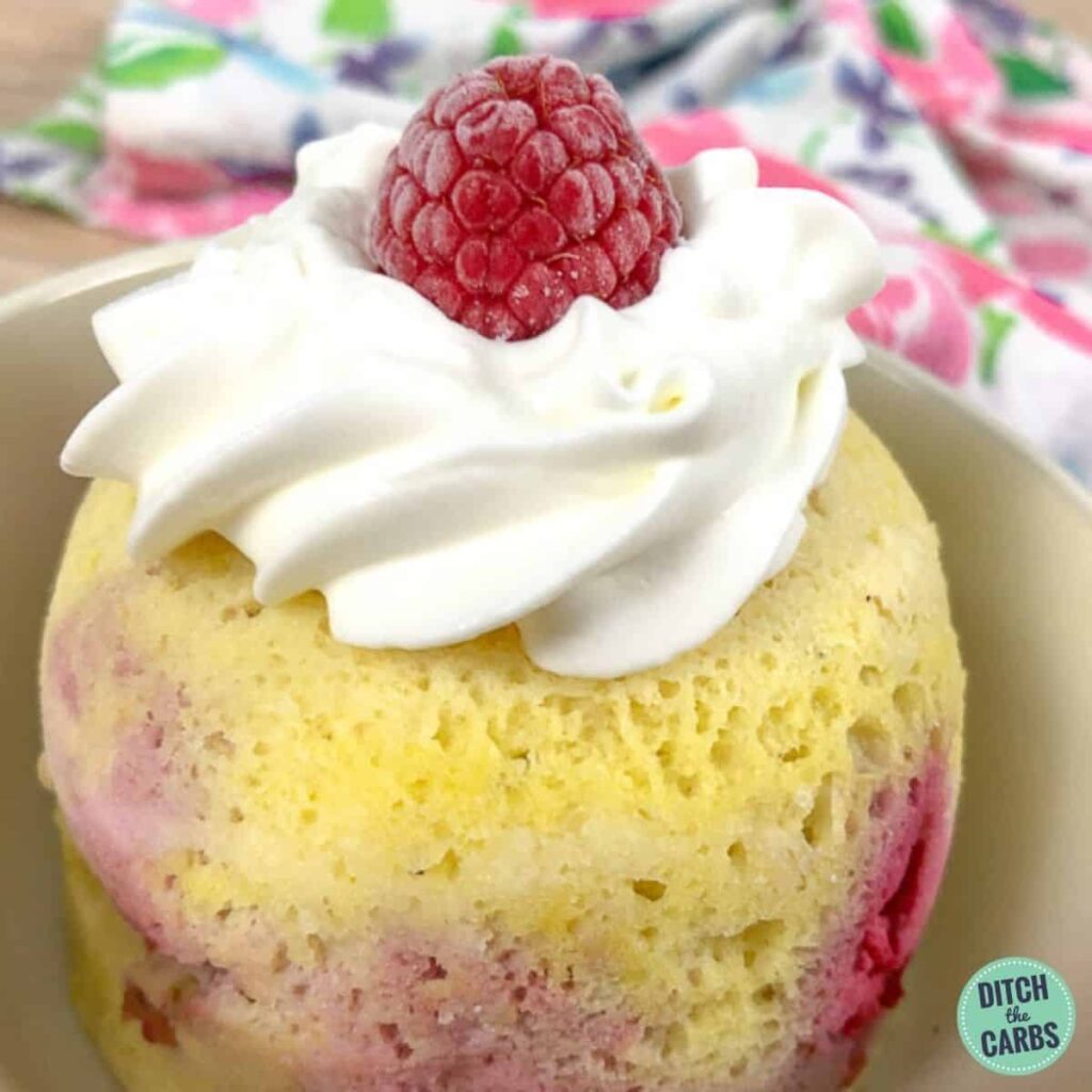 Vanilla Berry Low-Carb mug cake in a light blue dish.