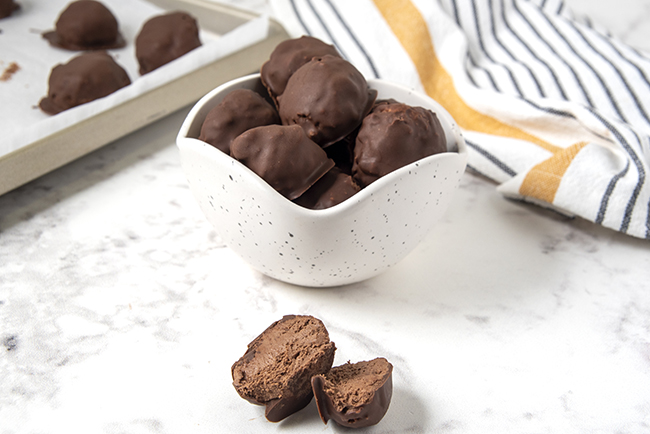 Low-carb chocolate cheesecake bites