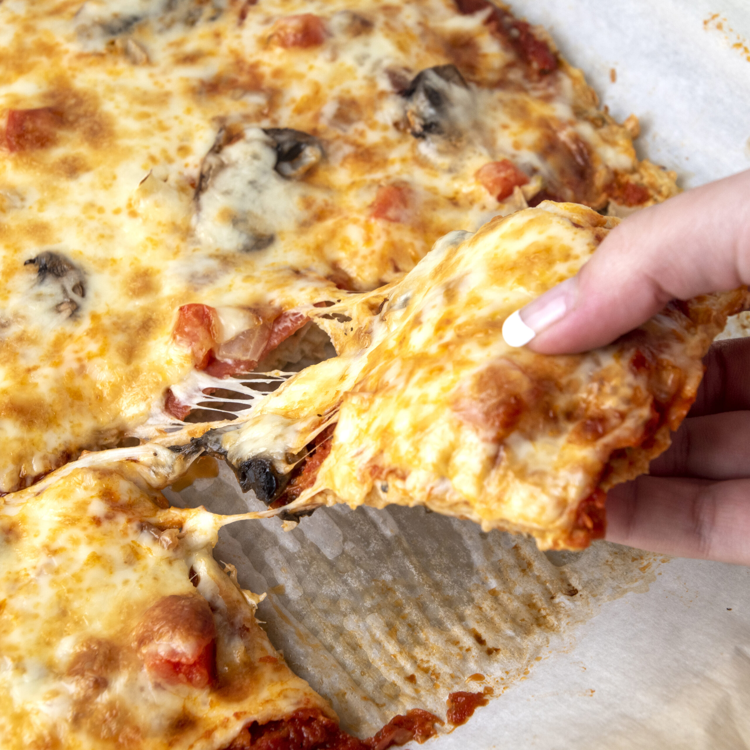 Easy & Delicious Cauliflower Crust Low Carb Pizza Thinlicious