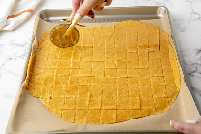 Cutting crackers before baking them